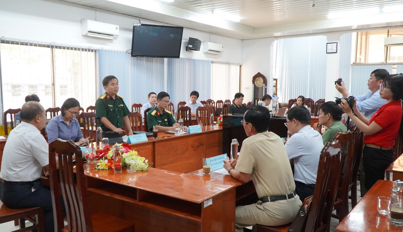 Giám đốc Bệnh viện Quân dân Y Đồng Tháp Dương Quốc Định cung cấp thông tin về trường hợp tử vong sơ sinh tại đơn vị. (Ảnh: Nhựt An/TTXVN)