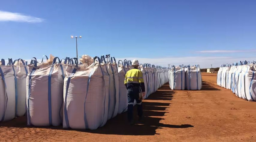 Các bao chứa đất hiếm được tập kết tại Mount Weld, thành phố Perth, để chờ chuyển đến Malaysia năm 2019. (Ảnh Reuters)