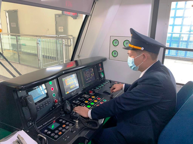 Lái tàu Lê Hoài Hanh điều khiển đoàn tàu Cát Linh-Hà Đông. (Ảnh: Việt Hùng/Vietnam+)