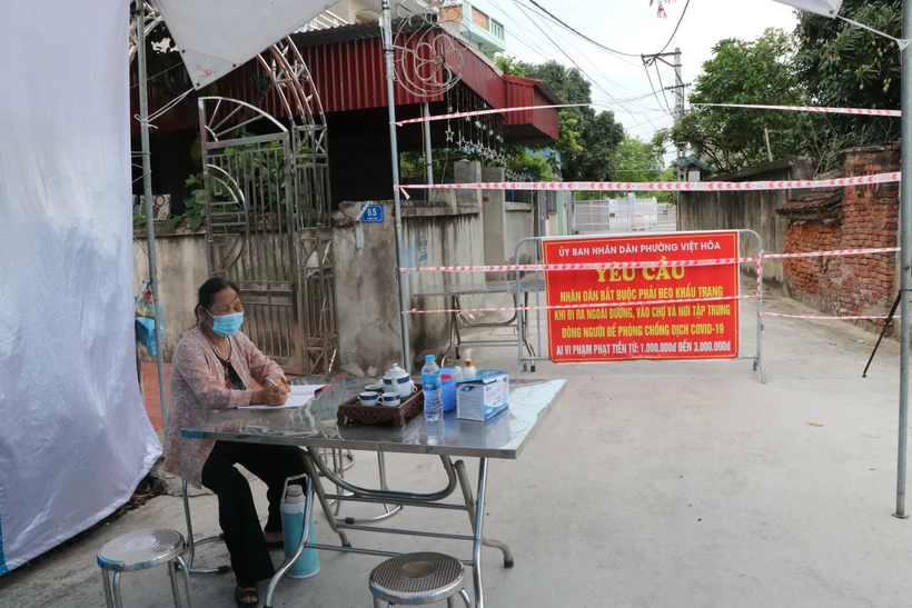 Khoanh vùng, xử lý dịch tại nơi ở của ca mắc N.V.V, địa chỉ tại khu 1, phường Việt Hòa, thành phố Hải Dương. (Ảnh: Mạnh Tú/TTXVN)