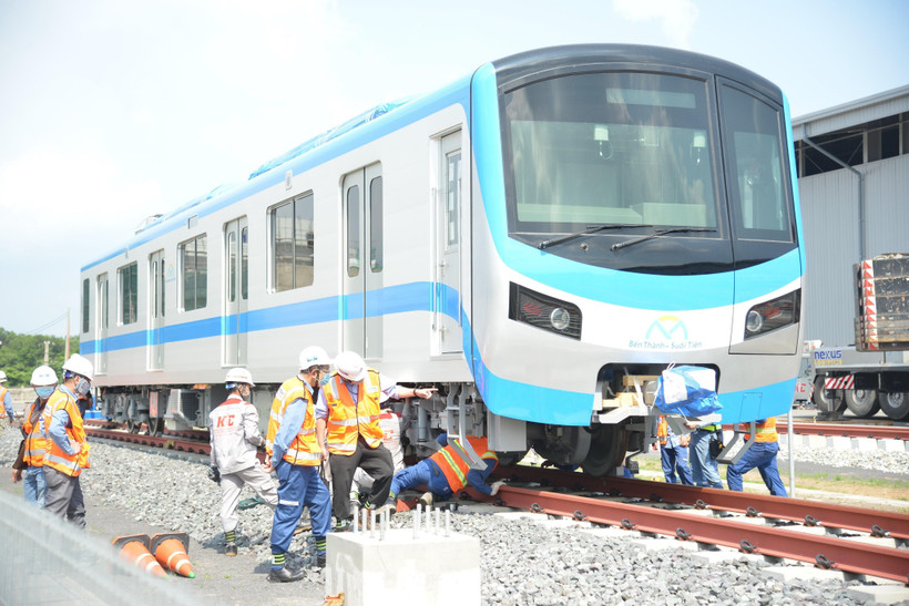 Toa xe đầu tiên của đoàn tàu số 2 được lắp đặt thành công trên đường ray tại depot. (Ảnh: Tiến Lực/TTXVN)