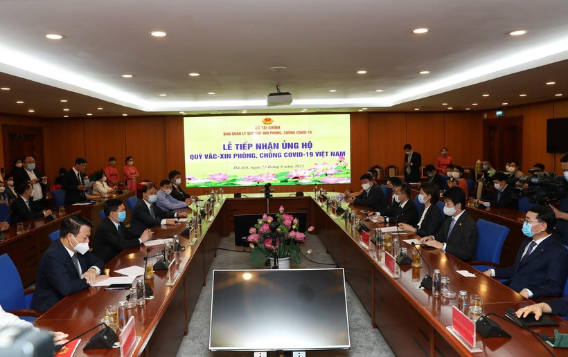 Bộ Tài chính tổ chức lễ tiếp nhận ủng hộ Quỹ vaccine phòng, chống COVID-19 từ một số tổ chức, doanh nghiệp trong và ngoài nước. (Ảnh: Phạm Hậu/TTXVN)