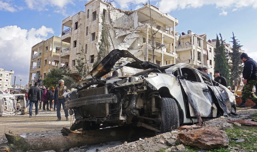 Hiện trường một vụ đánh bom ở Idlib, Syria. (Ảnh: AFP/TTXVN)