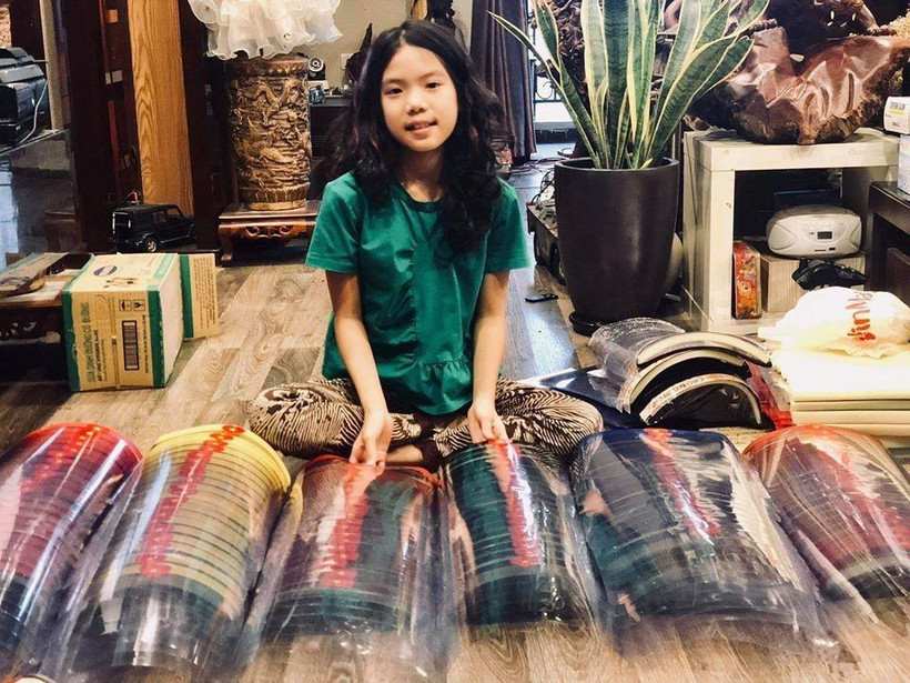 Trẻ em khu đô thị Times City chung tay làm mặt nạ mica ngăn giọt bắn, ủng hộ lực lượng trên tuyến đầu chống dịch. (Ảnh: TTXVN phát)