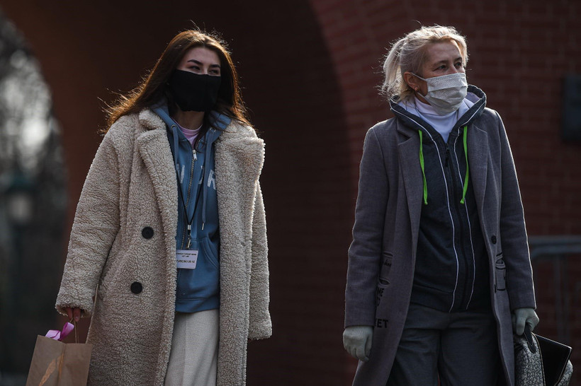 Người dân đeo khẩu trang nhằm ngăn chặn sự lây lan của dịch COVID-19 tại Moskva, Nga. (Ảnh: THX/TTXVN)