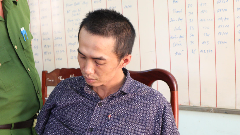 Đối tượng Nam bị lực lượng chức năng bắt giữ. (Ảnh: Đậu Tất Thành/Vietnam+)