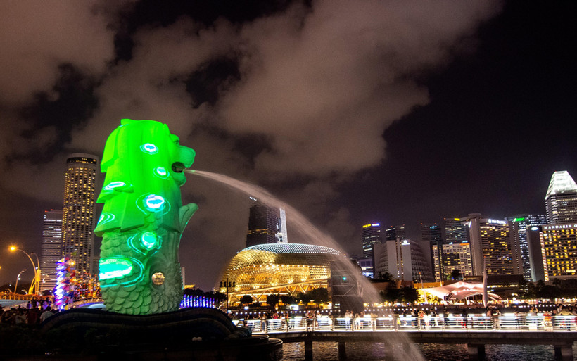 Quang cảnh buổi tối tại công viên Merlion ở Singapore. (Ảnh: AFP/TTXVN)