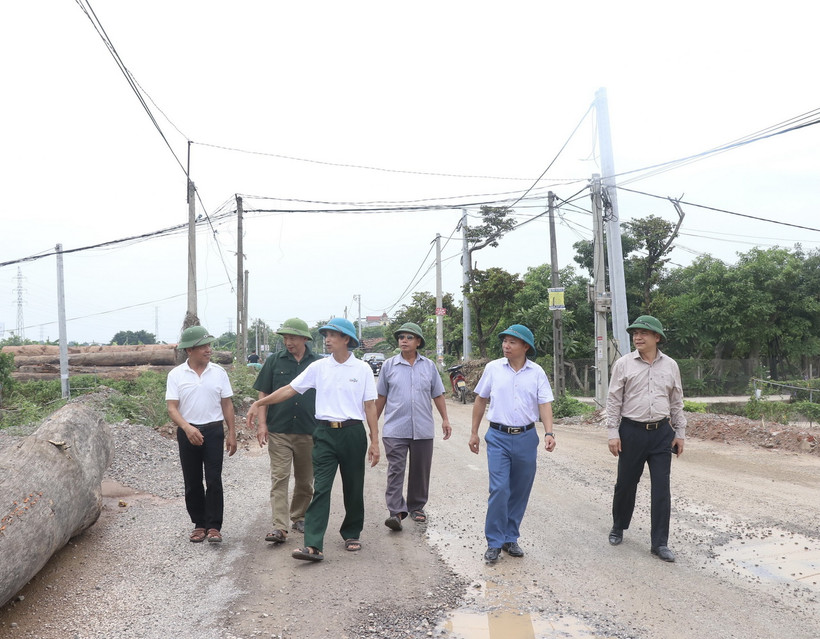 Các cấp lãnh đạo huyện Yên Mỹ, tỉnh Hưng Yên trực tiếp đi tuyên truyền, giải thích để người dân hiểu rõ về chủ trương, ý nghĩa của dự án. (Ảnh: Đỗ Huyền/TTXVN)