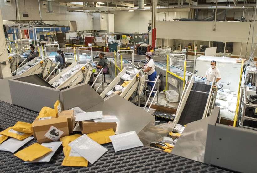 Nhân viên chuyển bưu phẩm tại Dịch vụ Bưu điện Mỹ ở Los Angeles, bang California, Mỹ. (Ảnh: AFP/TTXVN)