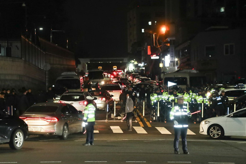 Cảnh sát thực thi nhiệm vụ bên ngoài Dinh Tổng thống Hàn Quốc ở thủ đô Seoul rạng sáng 4/12/2024. (Ảnh: Yonhap/TTXVN)