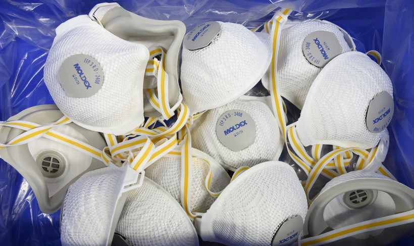 Khẩu trang y tế tại nhà máy sản xuất đồ bảo hộ ở Walddorfhaeslach, Đức. (Ảnh: AFP/TTXVN)