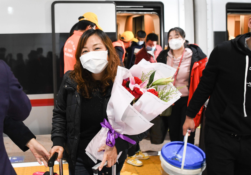 Hành khách tại nhà ga đường sắt Wuchang, Vũ Hán, tỉnh Hồ Bắc (Trung Quốc) khi chuyến tàu đầu tiên chính thức hoạt động trở lại sau 2 tháng bị phong tỏa do dịch COVID-19. (Ảnh: THX/TTXVN)