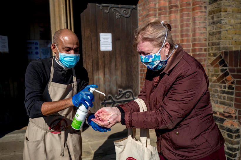 Người dân xịt khử khuẩn nhằm ngăn chặn sự lây lan của dịch COVID-19 ở London, Anh. (Ảnh: THX/TTXVN)