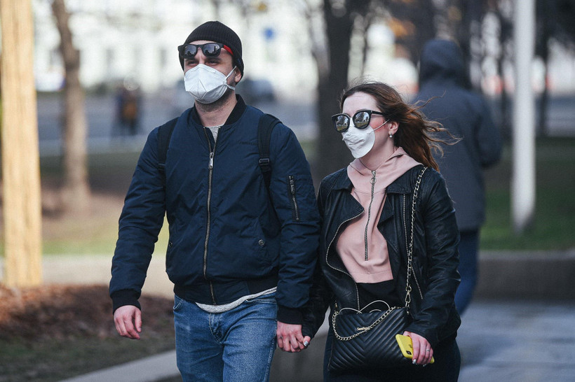 Người dân đeo khẩu trang phòng dịch COVID-19 tại Moskva, Nga. (Ảnh: THX/TTXVN)