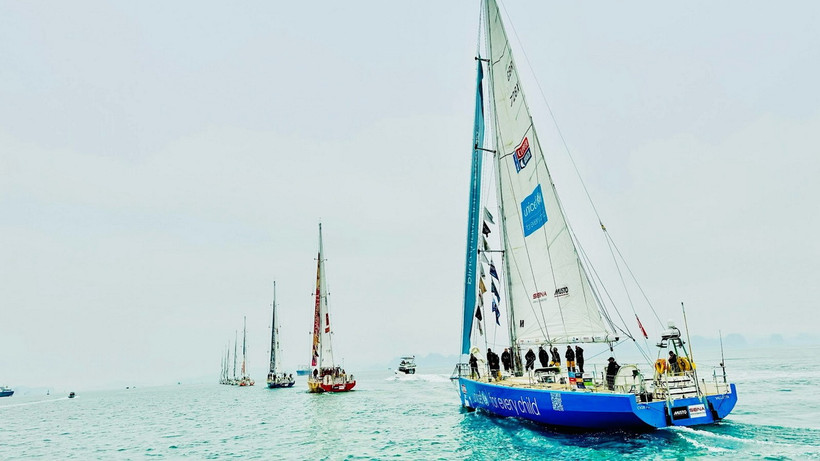 Khung cảnh đoàn đua thuyền buồm trên Vịnh Hạ Long. (Ảnh: Thu Nga/Vietnam+)