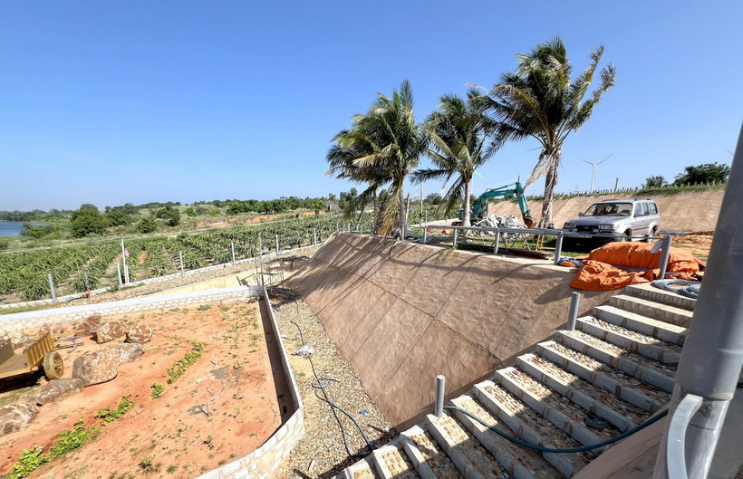 Phần diện tích xây dựng xâm phạm Thắng cảnh Quốc gia Bàu Trắng. (Ảnh: TTXVN phát)