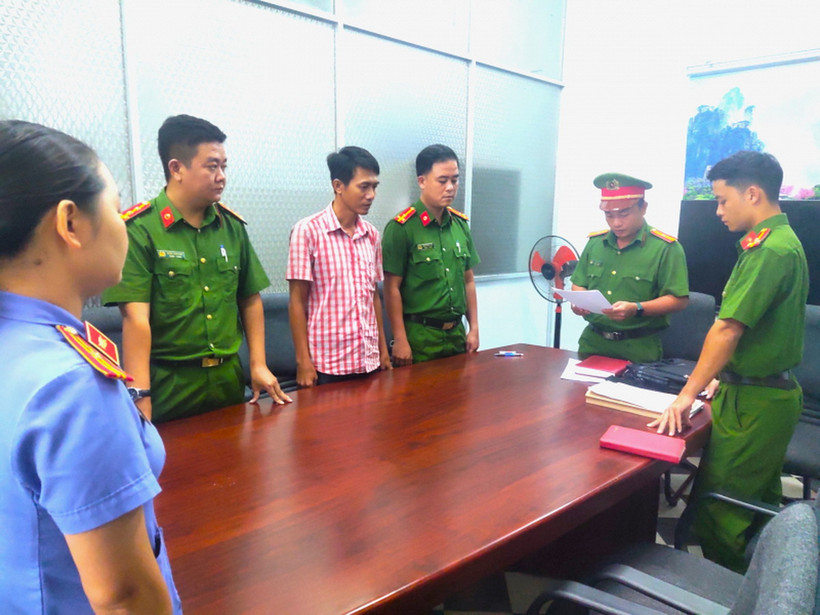 Cơ quan điều tra tống đạt các thủ tục tố tụng với bị can Trần Đăng Đức. (Nguồn: Cơ quan Công an)