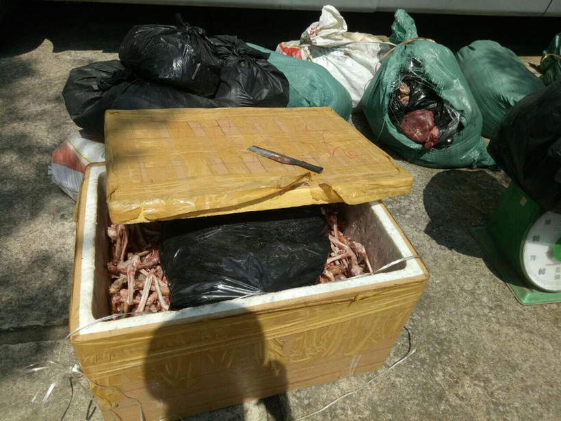 Số thực phẩm bẩn bị lực lượng chức năng thu giữ. (Ảnh: Trịnh Duy Hưng/TTXVN)