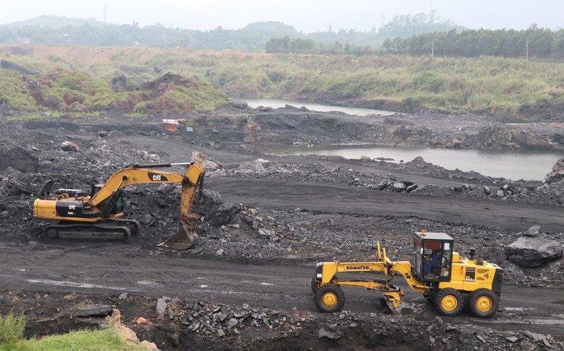 Một góc khai trường Công ty than Núi Hồng. (Ảnh: Hoàng Nguyên/TTXVN)