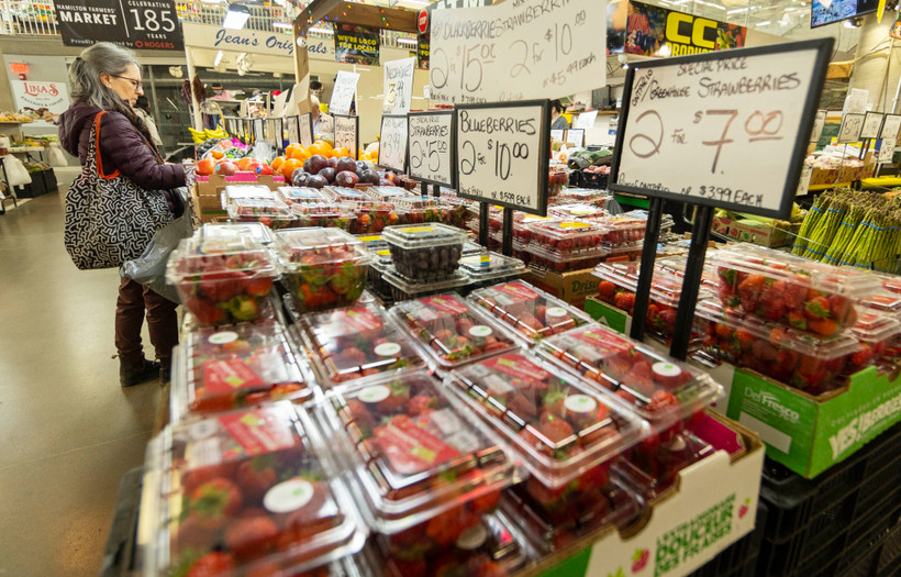 Người tiêu dùng mua sắm tại một khu chợ ở Ontario, Canada ngày 21/3/2023. (Ảnh: THX/TTXVN)