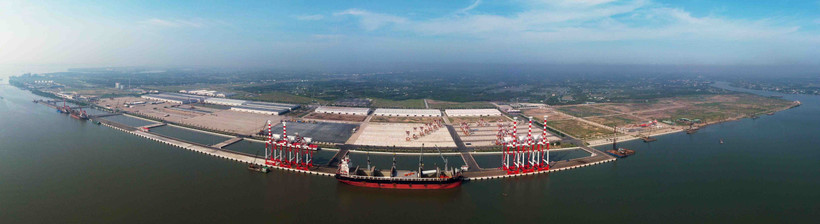 Cảng Quốc tế Long An (huyện Cần Giuộc, tỉnh Long An) có tổng mức đầu tư hơn 500 triệu USD với kho bãi rộng khoảng 1 triệu m2, đảm bảo tiếp nhận các mặt hàng siêu trường, siêu trọng thông qua cảng. (Ảnh: Vũ Sinh/TTXVN)