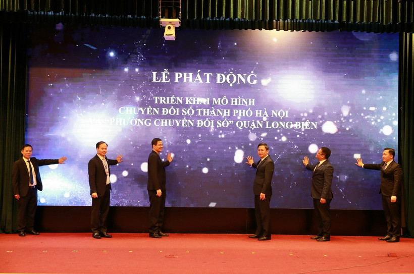 Các đại biểu thực hiện lễ phát động. (Ảnh: TTXVN phát)