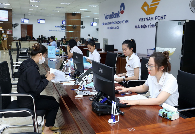 Người dân, doanh nghiệp đến bộ phận một cửa Trung tâm dịch vụ hành chính công tỉnh Lào Cai giải quyết thủ tục hành chính. (Ảnh: Quốc Khánh/TTXVN)