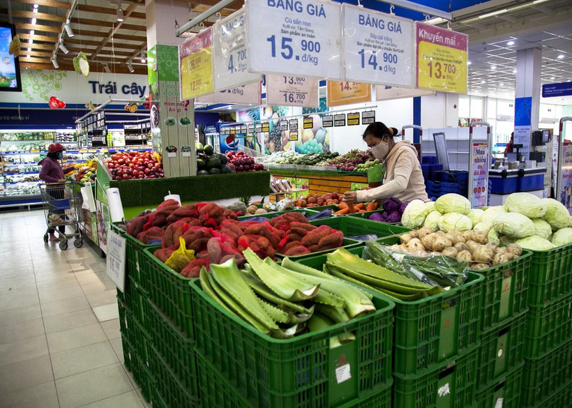 Siêu thị Co.op Mart Rạch Giá, Kiên Giang bán lẻ nhiều loại hàng hóa phục vụ nhu cầu thiết yếu của người dân. (Ảnh: Hồng Đạt/TTXVN)