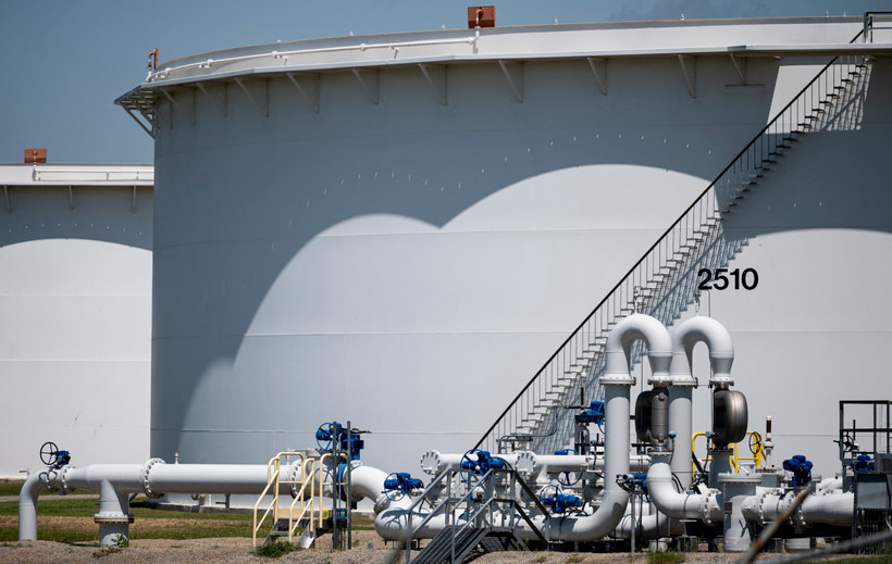 Bể chứa dầu thô tại kho dự trữ ở Cushing, Oklahoma, Mỹ. (Ảnh: AFP/TTXVN)