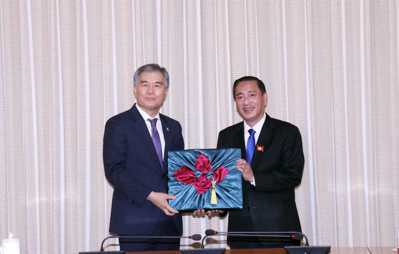 Phó Chủ tịch Hội đồng Nhân dân Thành phố Hồ Chí Minh Phạm Thành Kiên và ông Hyeonki Kim, Chủ tịch Hội đồng thành phố Seoul (Hàn Quốc), trao tặng quà đối ngoại. (Ảnh: Xuân Khu/TTXVN)