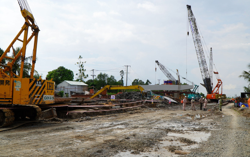 Thi công Dự án thành phần 1 Cao tốc Cao Lãnh-An Hữu, đoạn thuộc xã Nhị Mỹ, huyện Cao Lãnh, tỉnh Đồng Tháp. (Ảnh: Nhựt An/TTXVN)