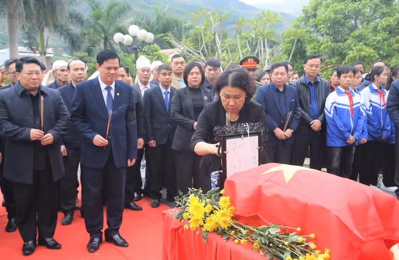 Phó Chủ tịch Thường trực Ủy ban Nhân dân tỉnh Sơn La Tráng Thị Xuân cùng các cán bộ, chiến sỹ, người thân thắp hương tưởng nhớ liệt sỹ Hà Văn Ốm. (Ảnh: TTXVN phát)