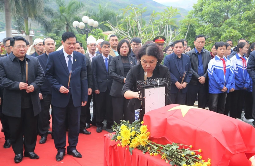 Phó Chủ tịch Thường trực Ủy ban Nhân dân tỉnh Sơn La Tráng Thị Xuân cùng các cán bộ, chiến sỹ, người thân thắp hương tưởng nhớ liệt sỹ Hà Văn Ốm. (Ảnh: TTXVN phát)