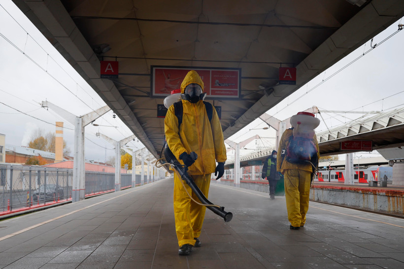 Phun thuốc khử trùng nhằm ngăn chặn sự lây lan của COVID-19 tại ga tàu hỏa ở Moskva, Nga, ngày 19/10/2021. (Ảnh: THX/TTXVN)