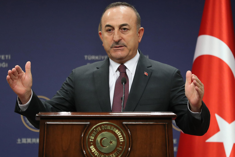 Ngoại trưởng Thổ Nhĩ Kỳ Mevlut Cavusoglu phát biểu tại một cuộc họp báo ở Ankara. (Ảnh: AFP/TTXVN)