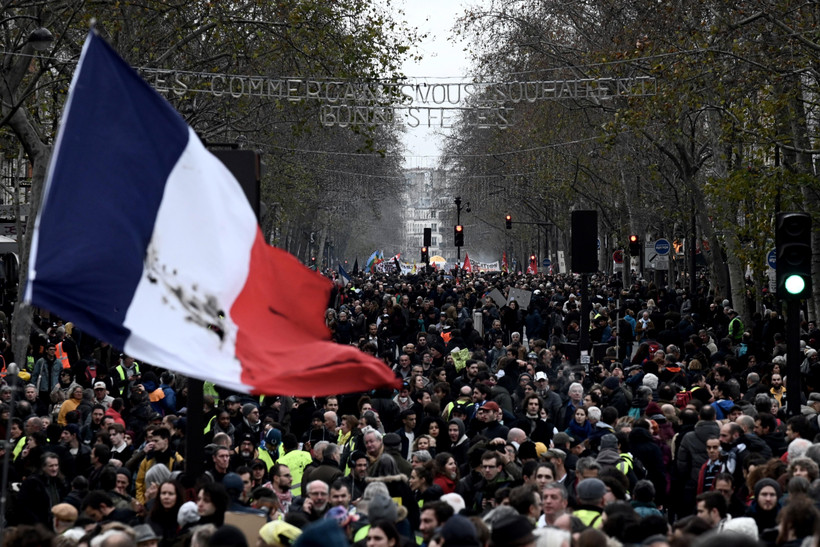 Người dân tham gia biểu tình phản đối kế hoạch cải cách chính sách hưu trí tại Paris, Pháp ngày 17/12/2019. (Ảnh: AFP/TTXVN)
