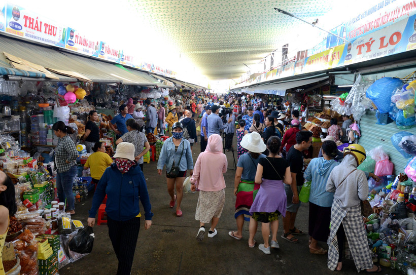 Người dân mua sắm tại chợ Cồn (quận Hải Châu, thành phố Đà Nẵng) sau thời gian thực hiện giãn cách xã hội. (Ảnh: Quốc Dũng/TTXVN)