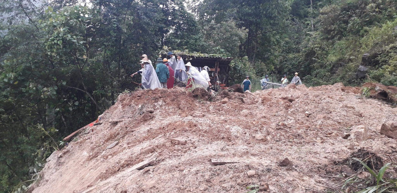 Hiện trường vụ sạt lở đã cuốn trôi 1 lán trông ao cá và khiến ông Tẩn Vần Dảo, 40 tuổi, dân tộc Dao, mất tích, tại xã Ngũ Chỉ Sơ, thị xã Sa Pa. (Ảnh: TTXVN)