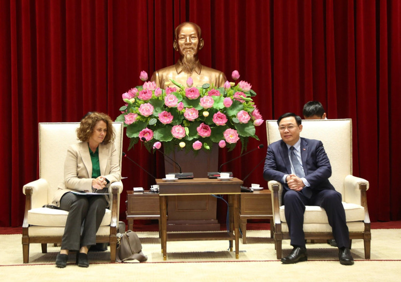Bí thư Thành ủy Vương Đình Huệ làm việc với Giám đốc quốc gia Ngân hàng Thế giới tại Việt Nam. (Nguồn: TTXVN)