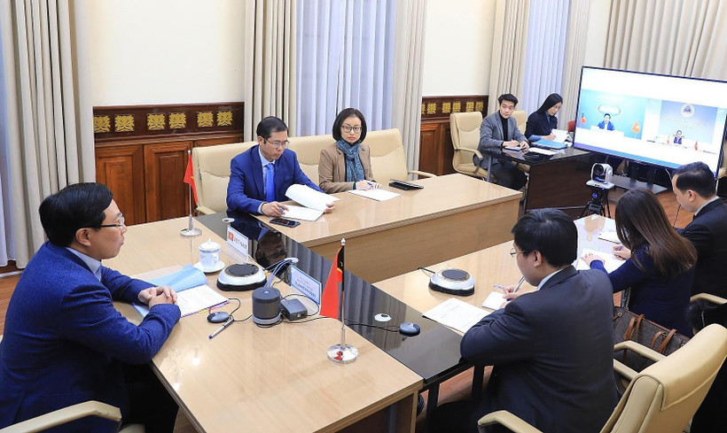 Phó Thủ tướng, Bộ trưởng Bộ Ngoại giao Phạm Bình Minh trực tuyến với Bộ trưởng Ngoại giao và Hợp tác nước Cộng hòa dân chủ Timor-Leste, bà Adaljiza Magno. (Ảnh: Lâm Khánh/TTXVN)