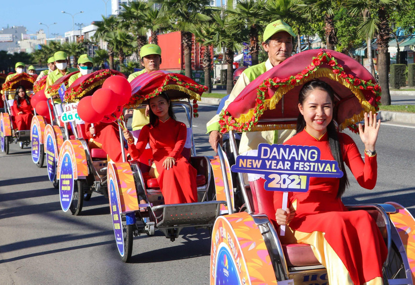 Đoàn diễu hành với những lời Chúc mừng năm mới 2021 trên các tuyến đường Đà Nẵng. (Ảnh: Trần Lê Lâm/TTXVN)