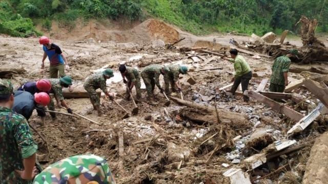 Lực lượng chức năng tìm kiếm người mất tích trong vụ sạt lở kinh hoàng do mưa lũ ở thôn 1, xã Trà Leng, tỉnh Quảng Nam tháng 10/2020. (Ảnh: TTXVN)