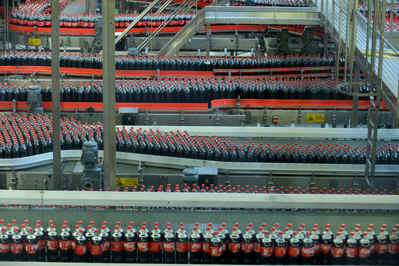 Dây chuyền sản xuất Coca-Cola đóng chai tại nhà máy Coca- Cola ở Grigny, gần Paris (Pháp). (Ảnh: AFP/ TTXVN)