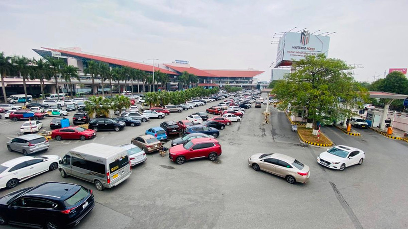 Sân đỗ xe ôtô trước Nhà ga hành khách T1 tại Cảng hàng không Quốc tế Nội Bài. (Ảnh: CTV/Vietnam+)