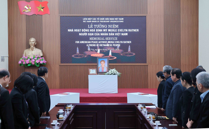 Các đại biểu dành phút mặc niệm bà Merle Evelyn Ratner. (Ảnh: An Đăng/TTXVN)