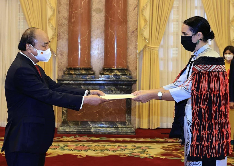 Chủ tịch nước Nguyễn Xuân Phúc nhận Quốc thư của Đại sứ New Zealand Tredene Dobson. (Ảnh: Thống Nhất/TTXVN)