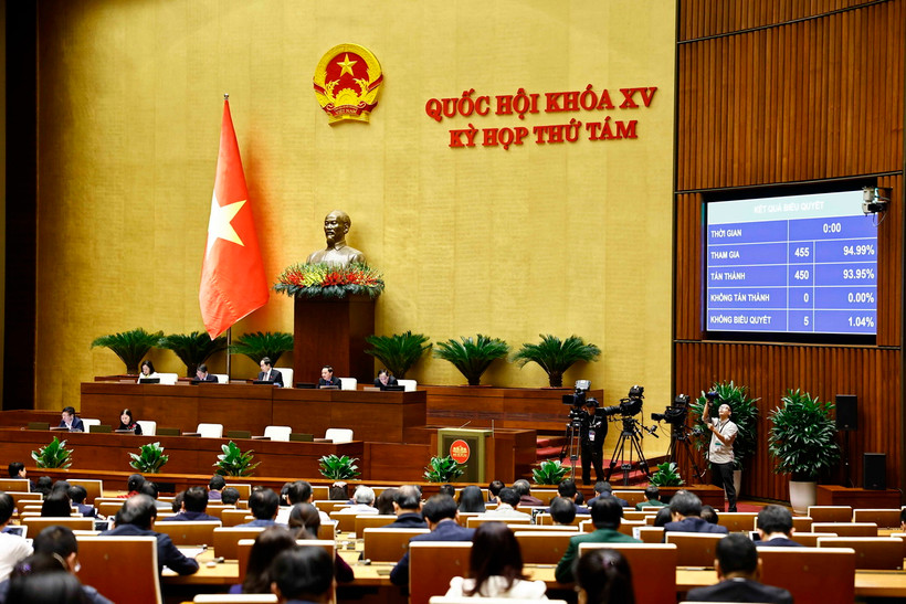 Quốc hội biểu quyết thông qua Nghị quyết về thí điểm xử lý vật chứng, tài sản trong quá trình điều tra, truy tố, xét xử một số vụ việc, vụ án hình sự. (Ảnh: Doãn Tấn/TTXVN)