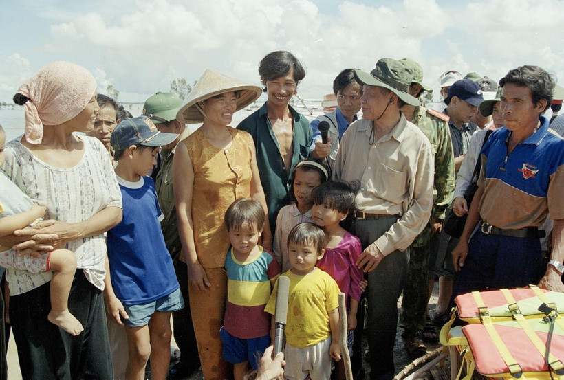 Tổng Bí thư Lê Khả Phiêu thăm đồng bào ấp Hưng Điền B, huyện Tân Hồng (Long An) trong chuyến đi kiểm tra, thị sát và chỉ đạo công tác cứu trợ nhân dân vùng bị lũ lụt và khắc phục hậu quả do lũ lụt gây ra ở các tỉnh đồng bằng sông Cửu Long (27-29/9/2000). 