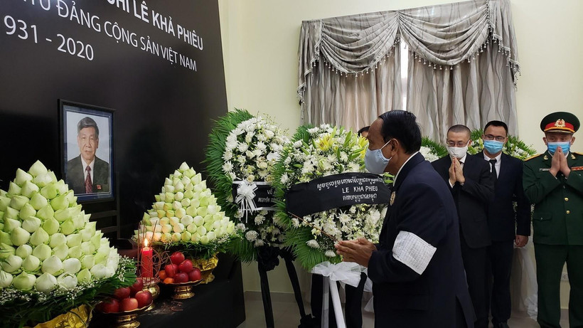 Đoàn Đại biểu Đảng Nhân dân Campuchia (CPP) do ngài Ek Samol, Chủ nhiệm Ủy ban Kiểm tra Trung ương dẫn đầu viếng nguyên Tổng Bí thư Lê Khả Phiêu. (Ảnh: TTXVN)