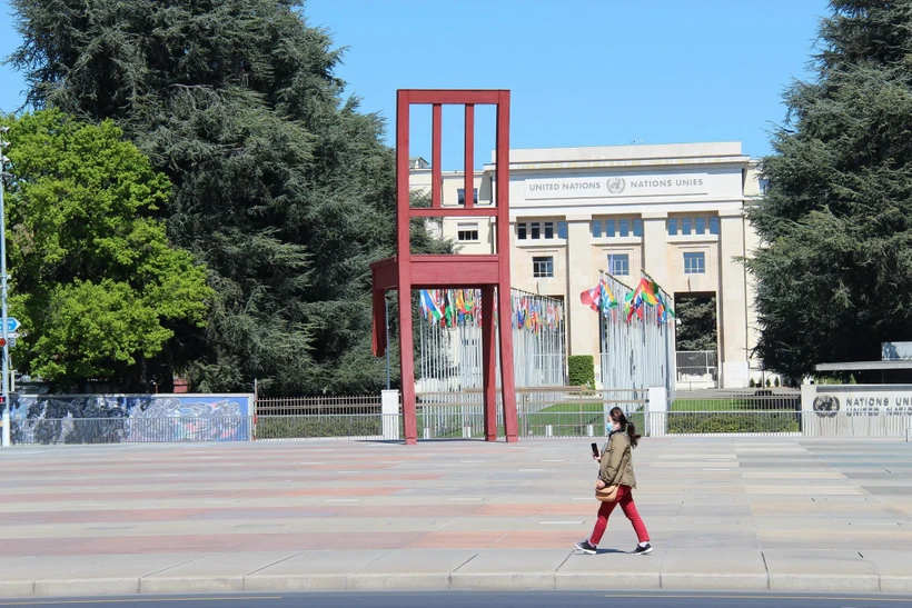 Người dân đeo khẩu trang phòng dịch COVID-19 tại Geneva, Thụy Sĩ. (Ảnh: THX/TTXVN)